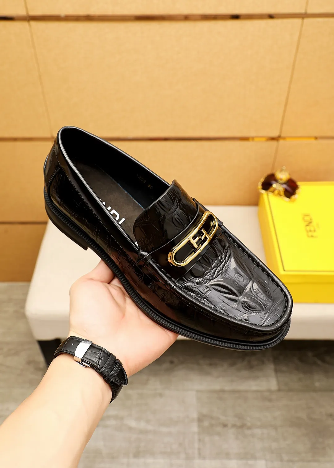 Men's shoes 💰460 💐 Product trademark: FENDI [Fendi] casual leather shoes Regular size: 38-44 (45.46🉑️customized) Product materials: Selected imported first-layer open-edge beaded cowhide embossed upper + luxury hardware buckle, imported cow 🐂 lining. Strong three-dimensional visual effect, original outsole color: 1⃣️color optional